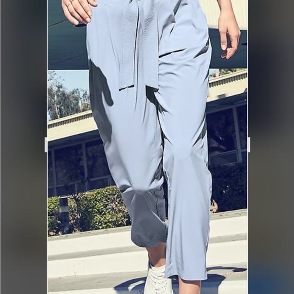 Athleta Pants - Athleta Skyline Feather Weight Belted Pant. Size 8.